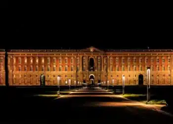 reggia di caserta di notte