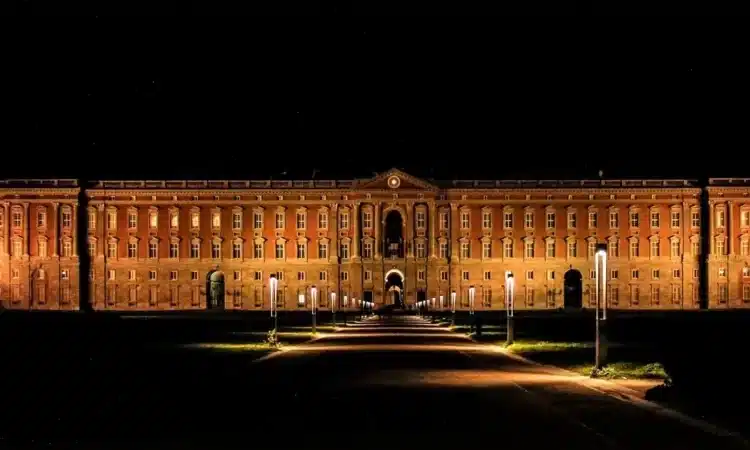 reggia di caserta di notte