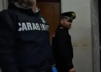 carabinieri su pianerottolo