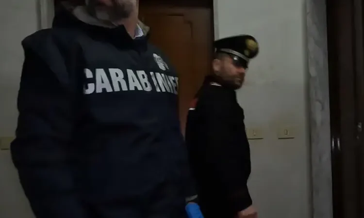 carabinieri su pianerottolo