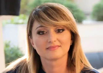 donna bionda in posa