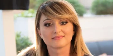 donna bionda in posa