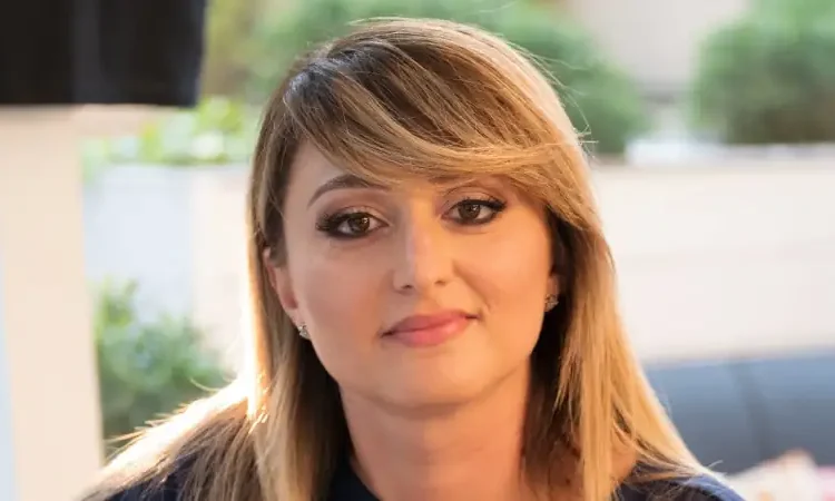 donna bionda in posa