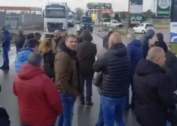 Jabil, blocco stradale dei lavoratori contro i licenziamenti
