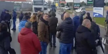 Jabil, blocco stradale dei lavoratori contro i licenziamenti