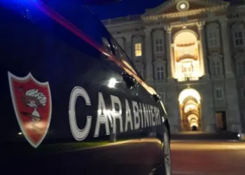 auto carabinieri davanti reggia di Caserta di sera