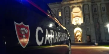 auto carabinieri davanti reggia di Caserta di sera