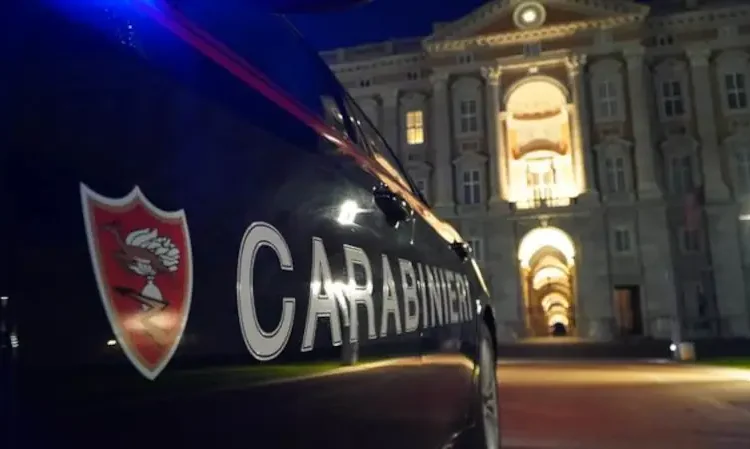auto carabinieri davanti reggia di Caserta di sera