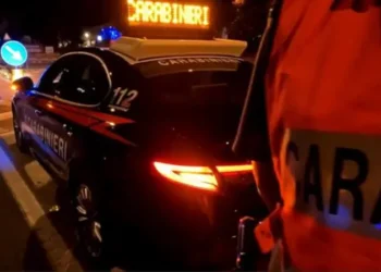Alla vista dei Carabinieri getta 59 dosi di droga dal finestrino, in manette 33enne albanese