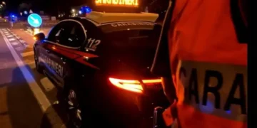Alla vista dei Carabinieri getta 59 dosi di droga dal finestrino, in manette 33enne albanese