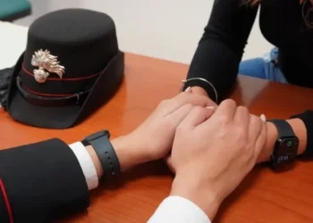 SMCV: chiede a compagna di preferirlo a figlia e la perseguita, arrestato