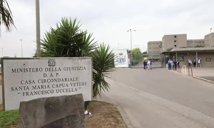 ingresso carcere Santa Maria Capua Vetere