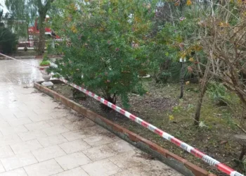 Castel Volturno: insegnante costretta a vivere in casa con le delimitazioni dei pompieri