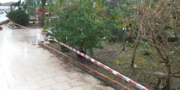 Castel Volturno: insegnante costretta a vivere in casa con le delimitazioni dei pompieri
