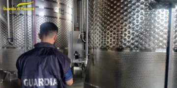 Produceva e vendeva vino contraffatto a prezzo alto, una denuncia a Sessa Aurunca