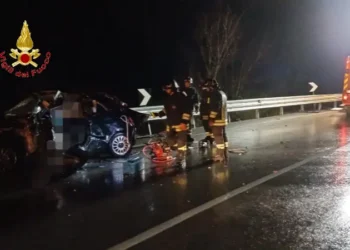 Impatto tra autovettura ed autocarro sulla Casilina, in due liberati dalle lamiere
