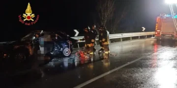 Impatto tra autovettura ed autocarro sulla Casilina, in due liberati dalle lamiere