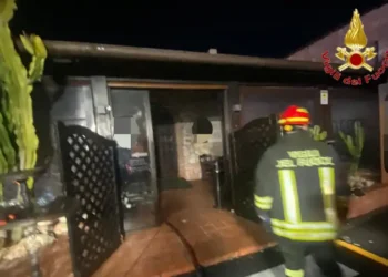 Pub in fiamme a Mondragone: intervento dei Vigili del Fuoco