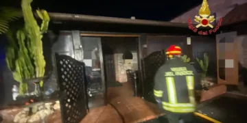 Pub in fiamme a Mondragone: intervento dei Vigili del Fuoco