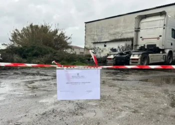 Olio smaltito nel terreno, sequestrata officina meccanica di Villa Literno