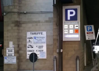 Tar Campania, Caserta: parcheggio Piazza Carlo di Borbone occupato senza titolo, va liberato