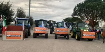 Trattori di nuovo in protesta: presidi a caselli autostradali e corteo
