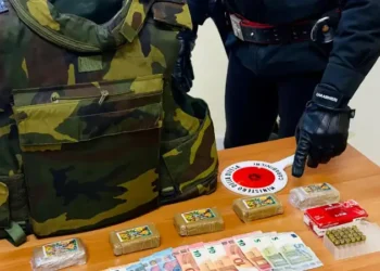 Droga, cartucce e giubbotto antiproiettile in casa, 37enne arrestato a Grazzanise