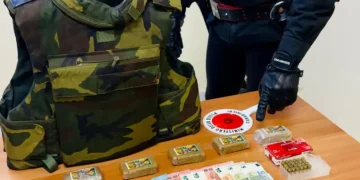 Droga, cartucce e giubbotto antiproiettile in casa, 37enne arrestato a Grazzanise