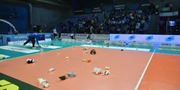 Virtus Aversa e la magia del Teddy Bear Toss per i bambini dell’ospedale Moscati