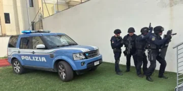 Castel Volturno: barricato in casa con bombole gas, fermato da blitz polizia