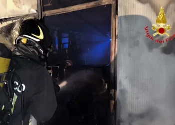 Rogo in un capannone, fumo nero e residenti evacuati a Pastorano