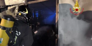 Rogo in un capannone, fumo nero e residenti evacuati a Pastorano
