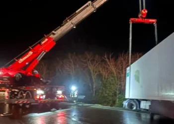 Tir contro guardrail, Vigili del Fuoco liberano conducente dalle lamiere