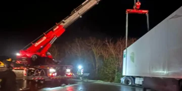Tir contro guardrail, Vigili del Fuoco liberano conducente dalle lamiere