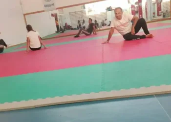 Caserta, Stadio del Nuoto: palestra taekwondo chiusa, flash mob dei genitori fuori la Provincia