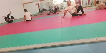 Caserta, Stadio del Nuoto: palestra taekwondo chiusa, flash mob dei genitori fuori la Provincia
