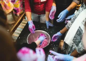Festa della Mamma con creatività e profumo: al Campania evento Kids Lab con Lush