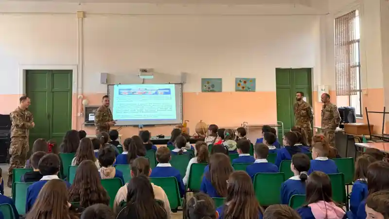 Gli studenti ascoltano gli istruttori Guastatori Caserta durante la spiegazione