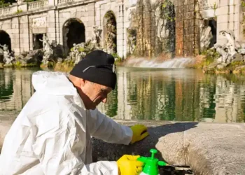 Saggi dei restauratori sulla Via d'Acqua 3