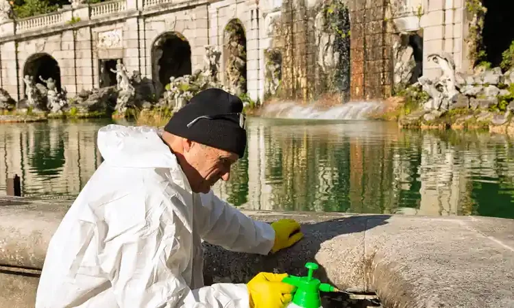 Saggi dei restauratori sulla Via d'Acqua 3