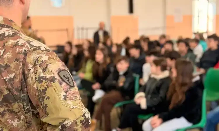 genio guastatori Caserta istruttore mentre spiega agli studenti