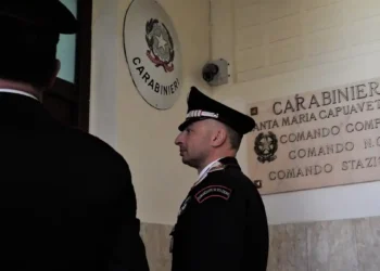 Insegue ex moglie in caserma minacciandola di morte