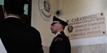 Insegue ex moglie in caserma minacciandola di morte